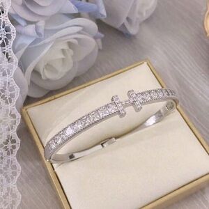Elegant Silver Bracelet with Crystal Accents